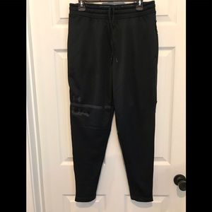 Men’s Under Armour tapered athletic pant.